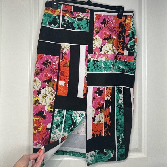 Bisou Bisou Floral Print Skirt With Back Slit Size XL. EUC. - Picture 3 of 4